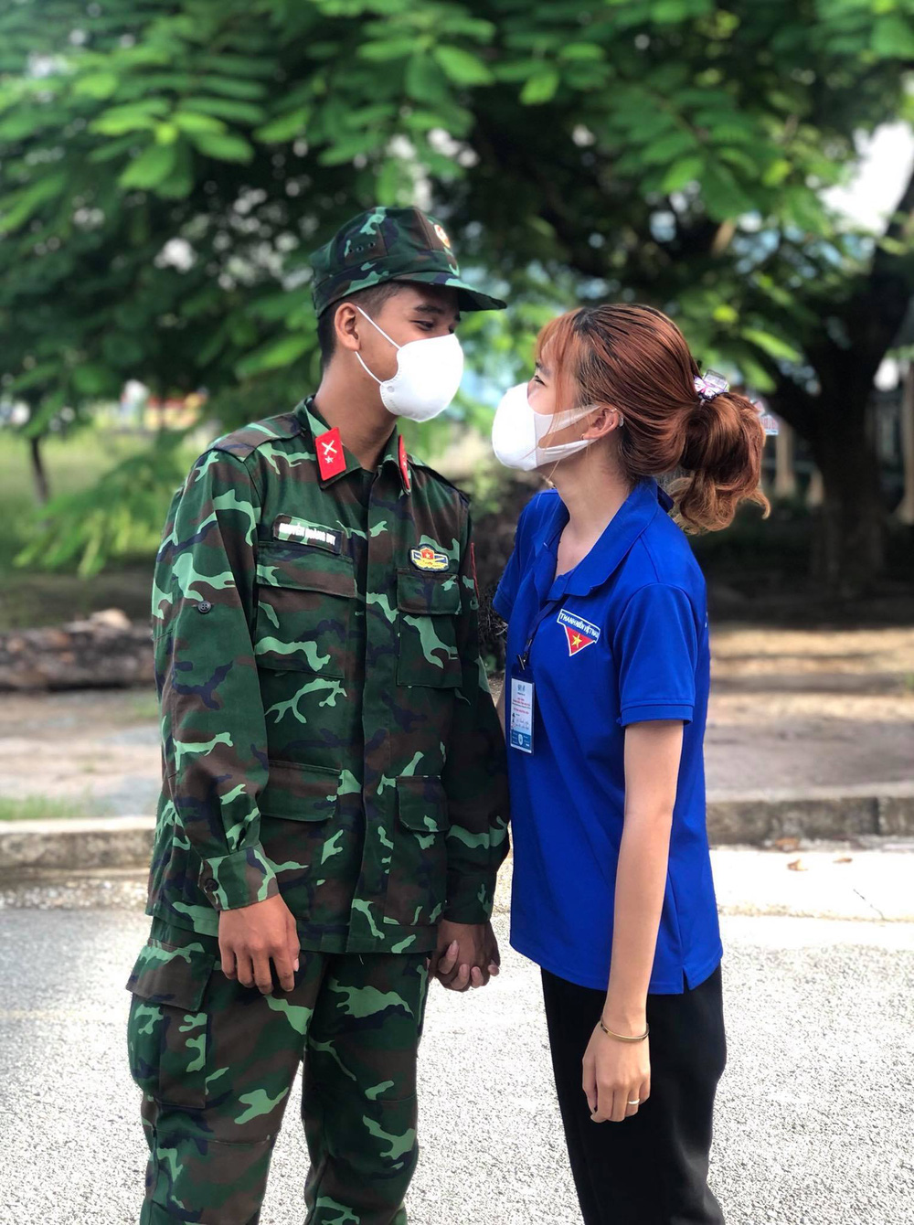 Nữ tình nguyện viên bất chấp gièm pha thành đôi với anh bộ đội: Trực cùng chốt dịch, giờ nghỉ mới gặp nhau - 1 Nữ tình nguyện viên bất chấp gièm pha thành đôi với anh bộ đội: Trực cùng chốt dịch, giờ nghỉ mới gặp nhau - 1
