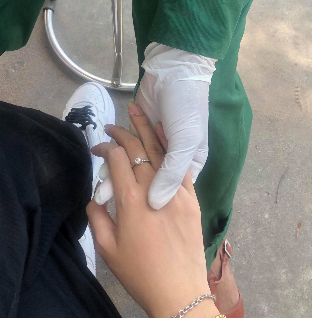 Nữ tình nguyện viên bất chấp gièm pha thành đôi với anh bộ đội: Trực cùng chốt dịch, giờ nghỉ mới gặp nhau - 2 Nữ tình nguyện viên bất chấp gièm pha thành đôi với anh bộ đội: Trực cùng chốt dịch, giờ nghỉ mới gặp nhau - 2