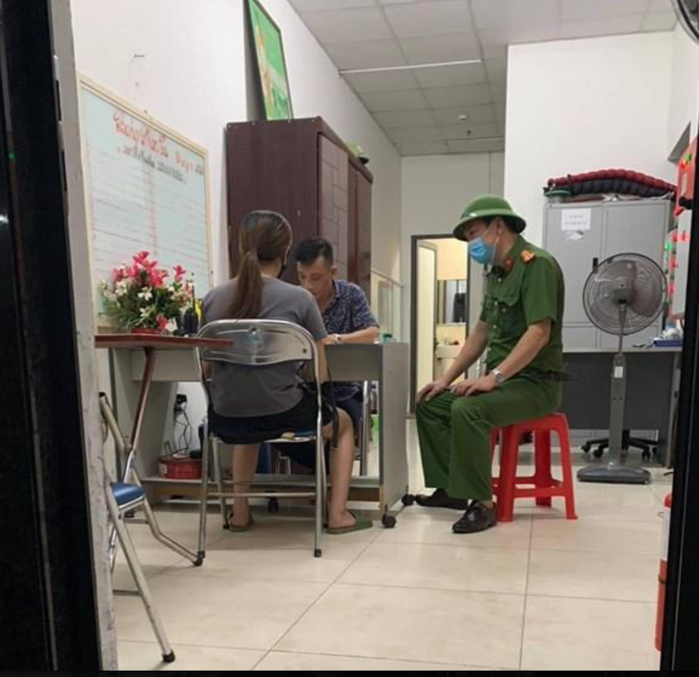 Cãi nhau với vợ, chồng ném vali quần áo, nồi cơm, đồ dùng sinh hoạt từ tầng 25 chung cư xuống đường - 5 Cãi nhau với vợ, chồng ném vali quần áo, nồi cơm, đồ dùng sinh hoạt từ tầng 25 chung cư xuống đường - 5