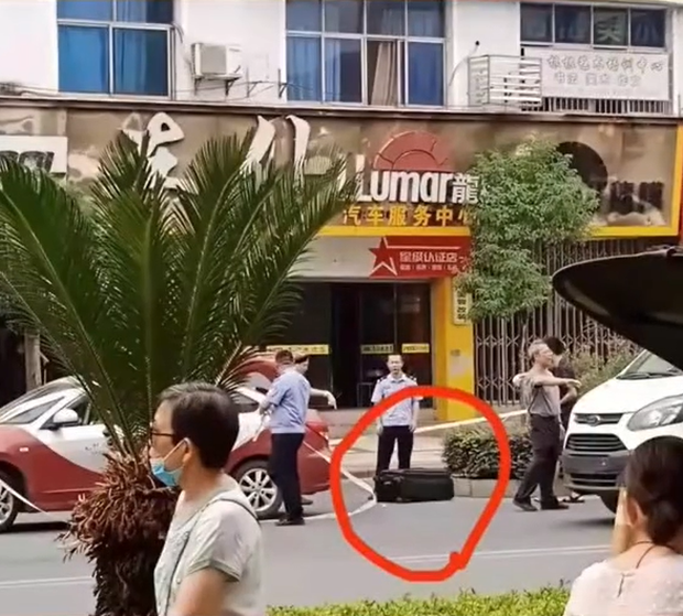 Giúp hành khách kéo hộ đồ, tài xế taxi giật mình khi thấy máu chảy, mở vali ra thì kinh hãi trước cảnh tượng bên trong Giúp hành khách kéo hộ đồ, tài xế taxi giật mình khi thấy máu chảy, mở vali ra thì kinh hãi trước cảnh tượng bên trong