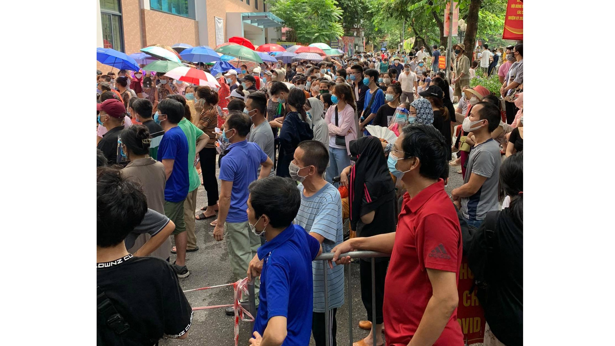 Hà Nội: Dân đến quá đông điểm tiêm vắc xin P.Khương Thượng rối loạn Hà Nội: Dân đến quá đông điểm tiêm vắc xin P.Khương Thượng rối loạn