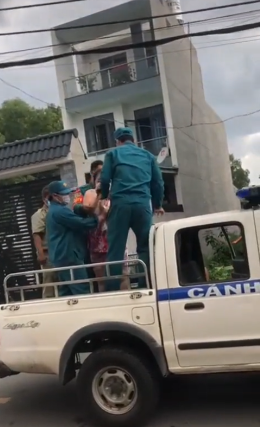 Không đeo khẩu trang, người phụ nữ còn trèo lên nóc xe cảnh sát ngồi, múa may làm loạn nơi công cộng - 3 Không đeo khẩu trang, người phụ nữ còn trèo lên nóc xe cảnh sát ngồi, múa may làm loạn nơi công cộng - 3