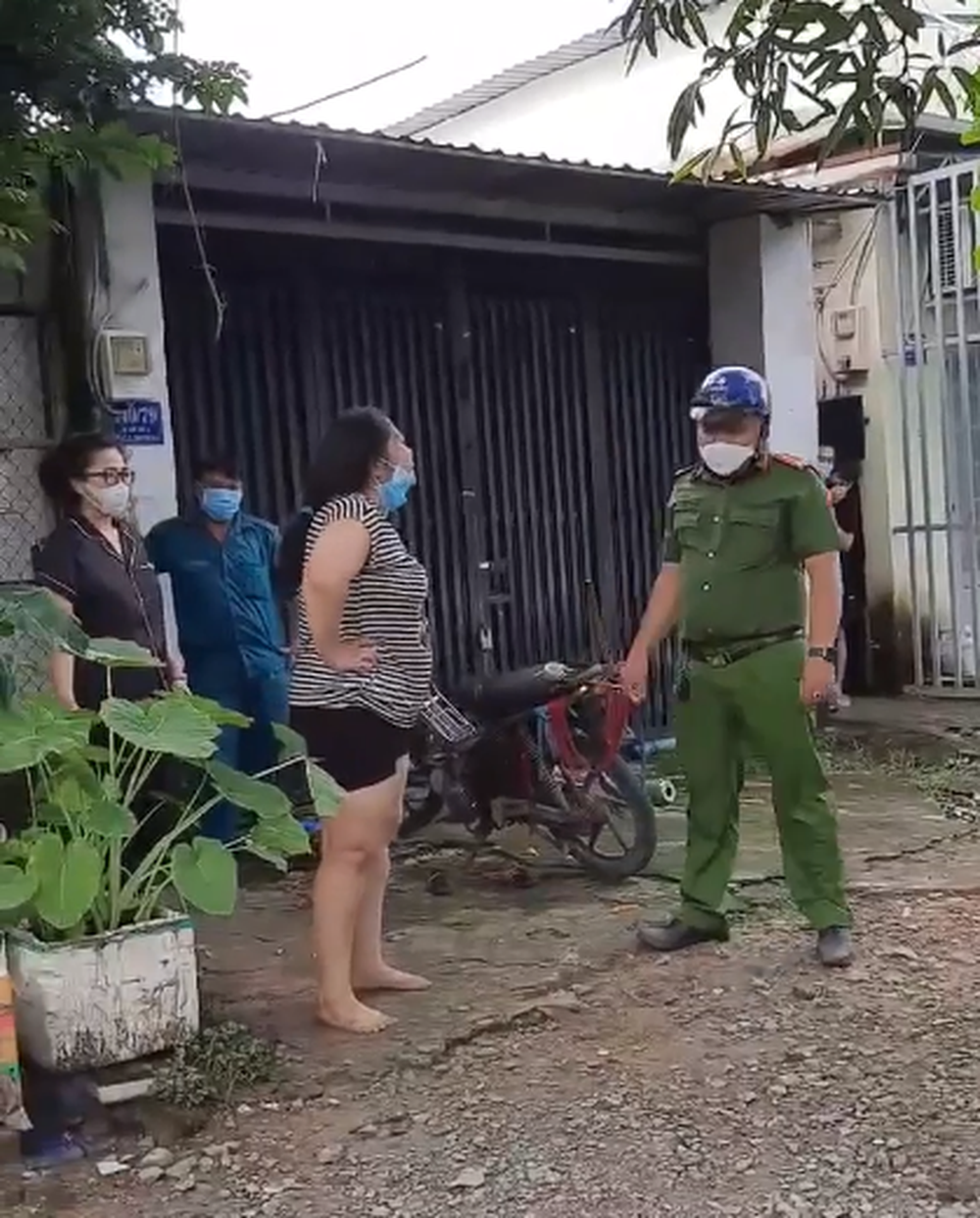 Người phụ nữ nằm lăn ra đất sau cái chạm của công an, đòi xe cấp cứu gây náo loạn điểm xét nghiệm - 1 Người phụ nữ nằm lăn ra đất sau cái chạm của công an, đòi xe cấp cứu gây náo loạn điểm xét nghiệm - 1
