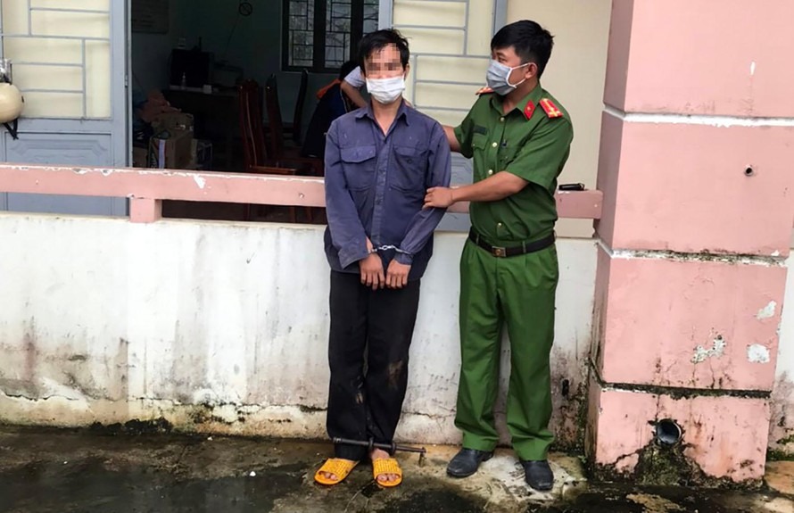 Vụ ‘cõng’ ma túy băng rừng né chốt kiểm dịch: Đối tượng thứ hai bị bắt vì mò đi xin cơm ăn Vụ ‘cõng’ ma túy băng rừng né chốt kiểm dịch: Đối tượng thứ hai bị bắt vì mò đi xin cơm ăn