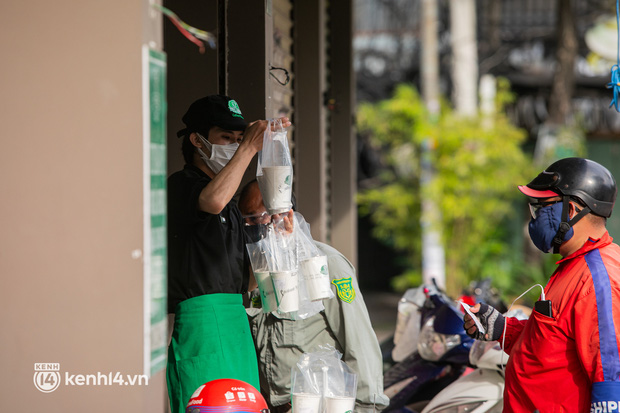 Sài Gòn cho hàng ăn uống mở bán đem về: Chị bán chè sướng run vì bán được 200 ly/ ngày, Như Lan hốt bạc nhờ bán bánh Trung thu - 16 Sài Gòn cho hàng ăn uống mở bán đem về: Chị bán chè sướng run vì bán được 200 ly/ ngày, Như Lan hốt bạc nhờ bán bánh Trung thu - 16