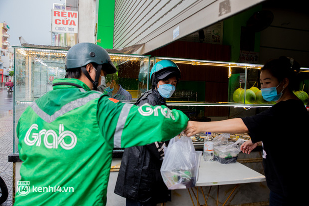 Sài Gòn cho hàng ăn uống mở bán đem về: Chị bán chè sướng run vì bán được 200 ly/ ngày, Như Lan hốt bạc nhờ bán bánh Trung thu - 5 Sài Gòn cho hàng ăn uống mở bán đem về: Chị bán chè sướng run vì bán được 200 ly/ ngày, Như Lan hốt bạc nhờ bán bánh Trung thu - 5