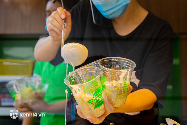 Sài Gòn cho hàng ăn uống mở bán đem về: Chị bán chè sướng run vì bán được 200 ly/ ngày, Như Lan hốt bạc nhờ bán bánh Trung thu - 7 Sài Gòn cho hàng ăn uống mở bán đem về: Chị bán chè sướng run vì bán được 200 ly/ ngày, Như Lan hốt bạc nhờ bán bánh Trung thu - 7