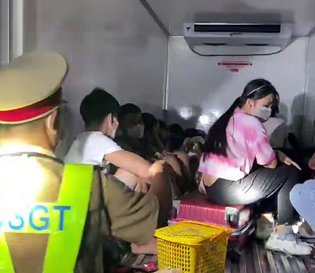 Vụ 15 người bị 'nhét' trong xe đông lạnh thông chốt kiểm dịch: Tài xế tắt máy lạnh, thùng xe bắt đầu nóng lên, có lúc không thở nổi - 1 Vụ 15 người bị 'nhét' trong xe đông lạnh thông chốt kiểm dịch: Tài xế tắt máy lạnh, thùng xe bắt đầu nóng lên, có lúc không thở nổi - 1