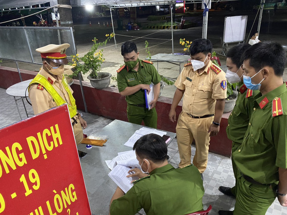 Sốc: 15 người có cả trẻ em trong thùng xe đông lạnh 'thông chốt' như phim - 2 Sốc: 15 người có cả trẻ em trong thùng xe đông lạnh 'thông chốt' như phim - 2