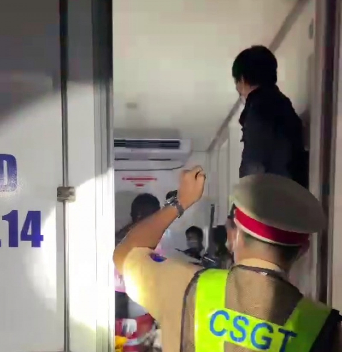 Sốc: 15 người có cả trẻ em trong thùng xe đông lạnh 'thông chốt' như phim - 1 Sốc: 15 người có cả trẻ em trong thùng xe đông lạnh 'thông chốt' như phim - 1