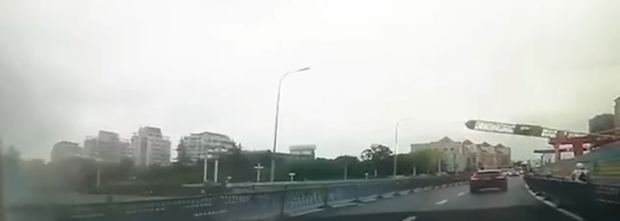 Clip: Cần cẩu bị gió mạnh thổi đổ sụp trúng ô tô trên đường, tính mạng tài xế nguy kịch - 1 Clip: Cần cẩu bị gió mạnh thổi đổ sụp trúng ô tô trên đường, tính mạng tài xế nguy kịch - 1