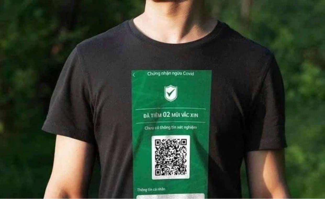 Áo phông in mã QR chứng nhận tiêm vắc xin bất ngờ gây xôn xao Áo phông in mã QR chứng nhận tiêm vắc xin bất ngờ gây xôn xao
