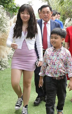 Cô con gái duy nhất của bà chủ Đại Nam: Từng trầm cảm đến bỏ học, từ chối gặp mặt mẹ và màn lột xác ngoạn mục nhờ giảm cân! - 3 Cô con gái duy nhất của bà chủ Đại Nam: Từng trầm cảm đến bỏ học, từ chối gặp mặt mẹ và màn lột xác ngoạn mục nhờ giảm cân! - 3
