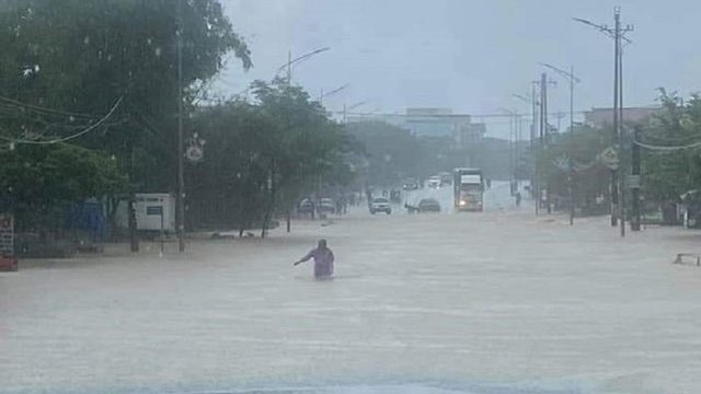 Mưa lớn, quốc lộ và nhà dân ở Hà Tĩnh ngập sâu - 2 Mưa lớn, quốc lộ và nhà dân ở Hà Tĩnh ngập sâu - 2
