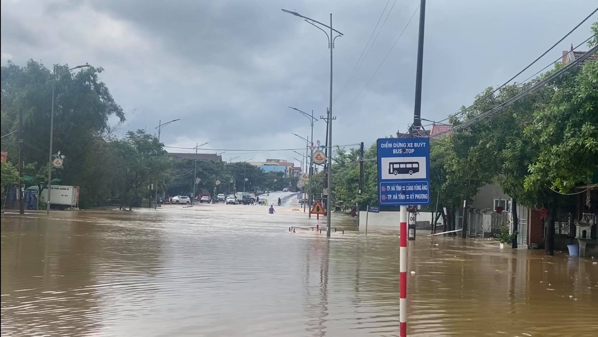 Mưa lớn, quốc lộ và nhà dân ở Hà Tĩnh ngập sâu Mưa lớn, quốc lộ và nhà dân ở Hà Tĩnh ngập sâu