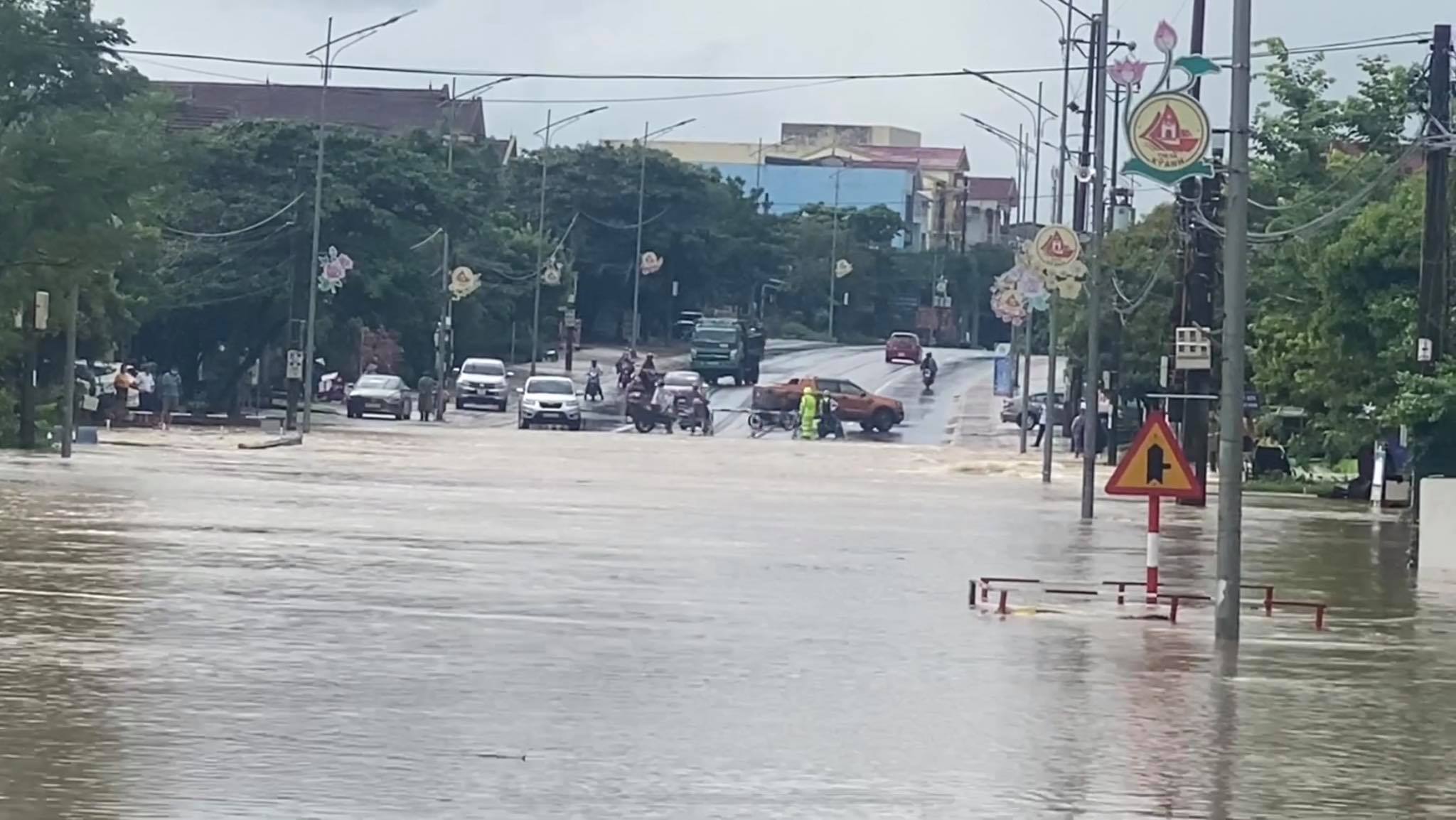 Mưa lớn, quốc lộ và nhà dân ở Hà Tĩnh ngập sâu - 1 Mưa lớn, quốc lộ và nhà dân ở Hà Tĩnh ngập sâu - 1