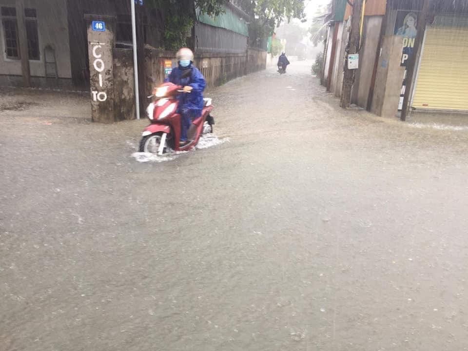 Mưa lớn, quốc lộ và nhà dân ở Hà Tĩnh ngập sâu - 7 Mưa lớn, quốc lộ và nhà dân ở Hà Tĩnh ngập sâu - 7