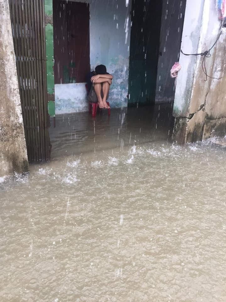 Mưa lớn, quốc lộ và nhà dân ở Hà Tĩnh ngập sâu - 8 Mưa lớn, quốc lộ và nhà dân ở Hà Tĩnh ngập sâu - 8