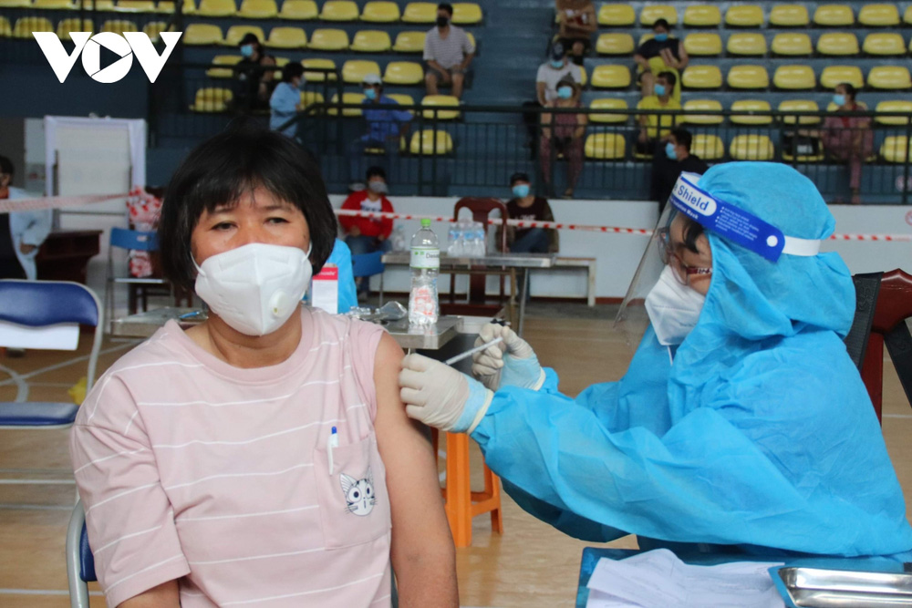 Người dân TP.HCM đi tiêm vaccine không cần thư mời, không cần đăng ký trước - 1 Người dân TP.HCM đi tiêm vaccine không cần thư mời, không cần đăng ký trước - 1
