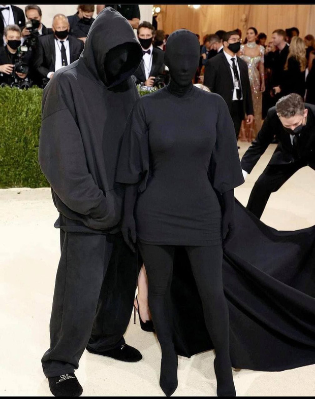 Phát hiện lý do Kim Kardashian mặc đồ đen xì xì tối hơn 'tiền đồ chị Dậu' tại MET Gala 2021, có liên quan đến chồng cũ Kanye West? - 1 Phát hiện lý do Kim Kardashian mặc đồ đen xì xì tối hơn 'tiền đồ chị Dậu' tại MET Gala 2021, có liên quan đến chồng cũ Kanye West? - 1
