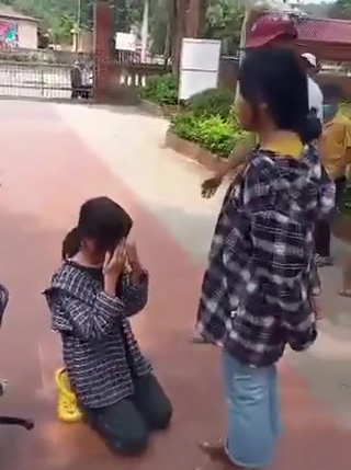 Phẫn nộ nữ sinh cấp 2 bị anh trai bạn tát, bắt quỳ gối ở sân trường Phẫn nộ nữ sinh cấp 2 bị anh trai bạn tát, bắt quỳ gối ở sân trường