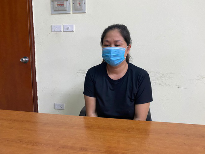 Khởi tố người phụ nữ say rượu, tấn công công an tại chốt kiểm soát dịch Covid-19 Khởi tố người phụ nữ say rượu, tấn công công an tại chốt kiểm soát dịch Covid-19