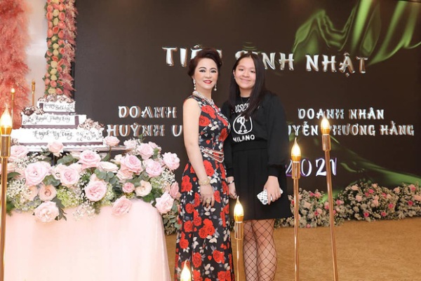 Sau ồn ào 'sao kê', nữ đại gia Phương Hằng gửi gắm tâm thư đến con gái 15 tuổi - 1 Sau ồn ào 'sao kê', nữ đại gia Phương Hằng gửi gắm tâm thư đến con gái 15 tuổi - 1