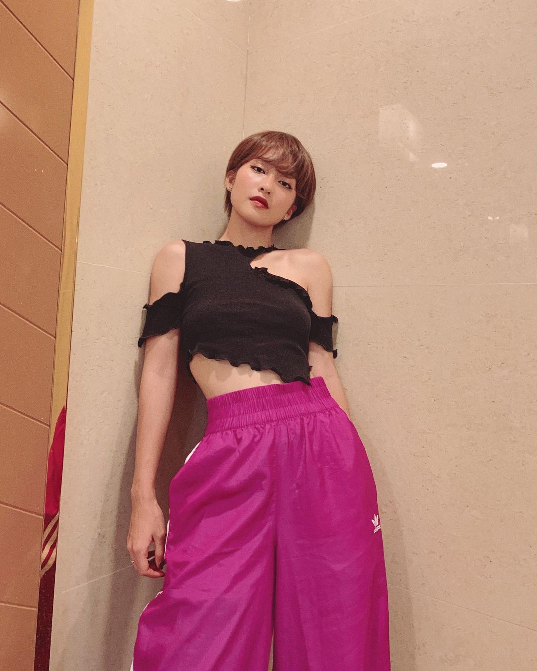 Style ngoài đời của Khả Ngân: Trẻ trung và sexy hết nút, nhưng không xuất sắc như trong '11 Tháng 5 Ngày'? - 11 Style ngoài đời của Khả Ngân: Trẻ trung và sexy hết nút, nhưng không xuất sắc như trong '11 Tháng 5 Ngày'? - 11