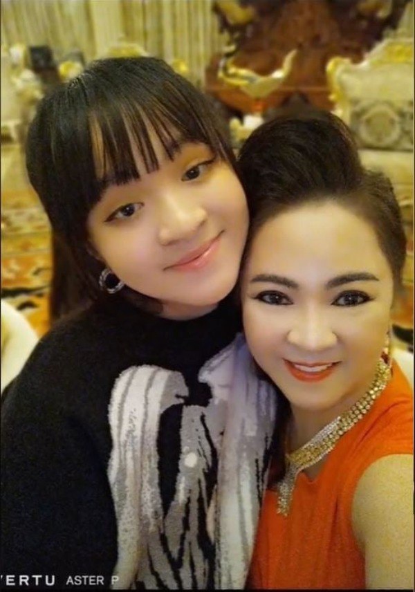 Sau ồn ào 'sao kê', nữ đại gia Phương Hằng gửi gắm tâm thư đến con gái 15 tuổi Sau ồn ào 'sao kê', nữ đại gia Phương Hằng gửi gắm tâm thư đến con gái 15 tuổi
