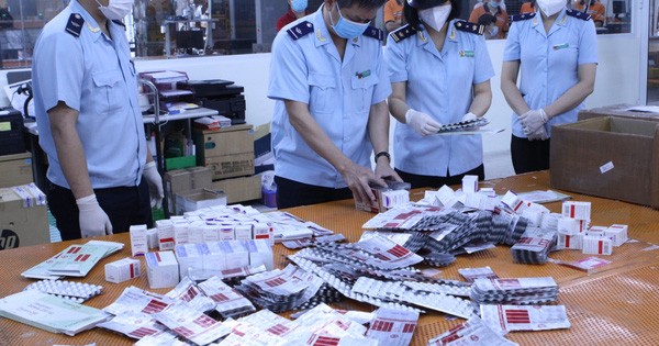 CLIP: Hơn 60.000 viên thuốc điều trị Covid-19 'nguỵ trang' là quà biếu về Việt Nam CLIP: Hơn 60.000 viên thuốc điều trị Covid-19 'nguỵ trang' là quà biếu về Việt Nam