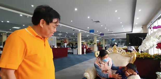 Cách ứng xử của đại gia Dũng 'lò vôi' khi tiếp đón cậu bé nghèo 6 tuổi tại cơ ngơi 6000 tỷ khiến dân mạng phải nể - 2 Cách ứng xử của đại gia Dũng 'lò vôi' khi tiếp đón cậu bé nghèo 6 tuổi tại cơ ngơi 6000 tỷ khiến dân mạng phải nể - 2
