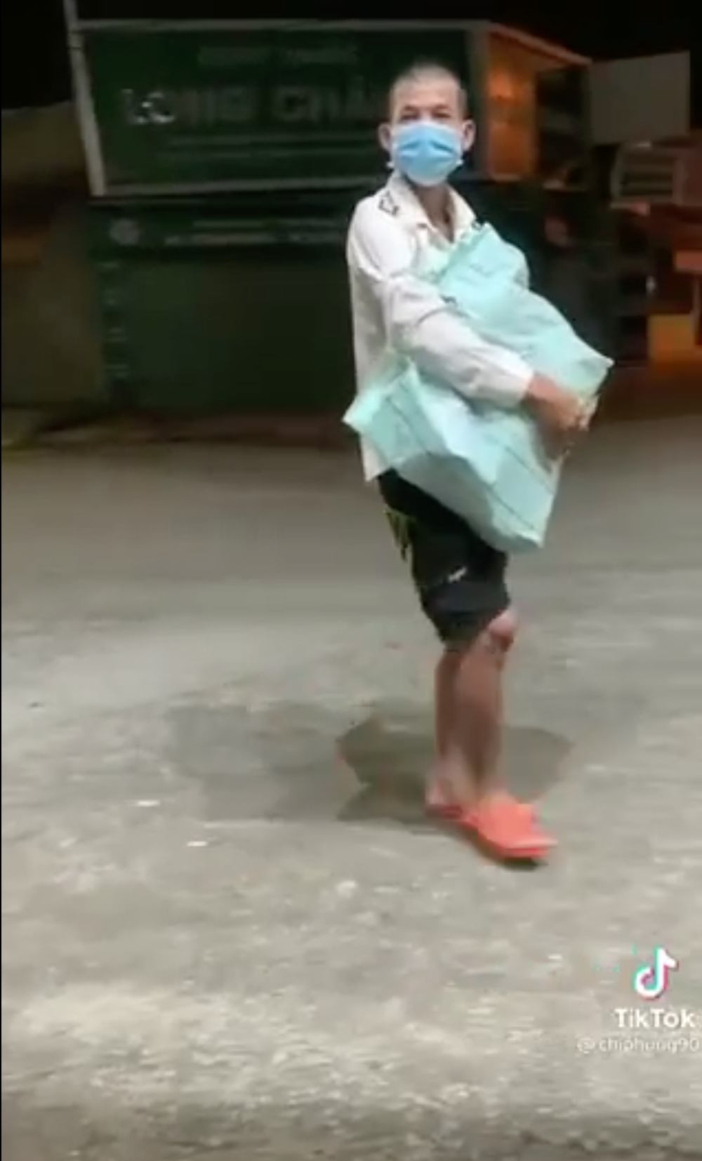 Cãi nhau với vợ, chồng ôm đồ đi bộ từ Đồng Nai về Vĩnh Long giữa đêm trong thời gian giãn cách - 1 Cãi nhau với vợ, chồng ôm đồ đi bộ từ Đồng Nai về Vĩnh Long giữa đêm trong thời gian giãn cách - 1