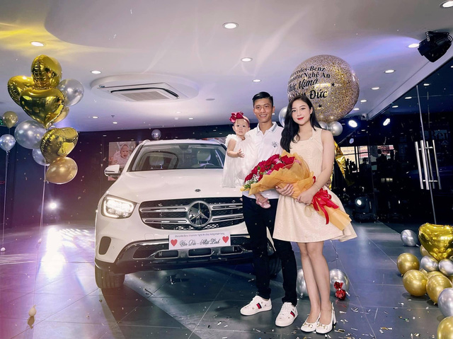 Vừa xin nghỉ về thăm vợ con, tiền vệ Phan Văn Đức sắm liền Mercedes-Benz GLC giá hơn 2 tỷ Vừa xin nghỉ về thăm vợ con, tiền vệ Phan Văn Đức sắm liền Mercedes-Benz GLC giá hơn 2 tỷ