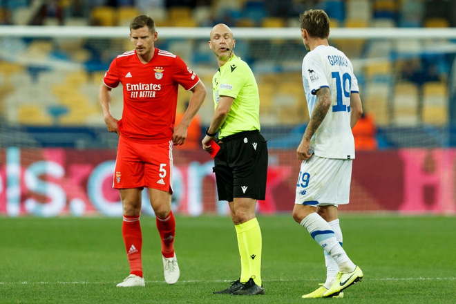 Trọng tài từng được ví 'người hùng cứu Eriksen' mắc sai lầm ngớ ngẩn, rút thẻ đỏ đuổi oan cầu thủ - 3 Trọng tài từng được ví 'người hùng cứu Eriksen' mắc sai lầm ngớ ngẩn, rút thẻ đỏ đuổi oan cầu thủ - 3