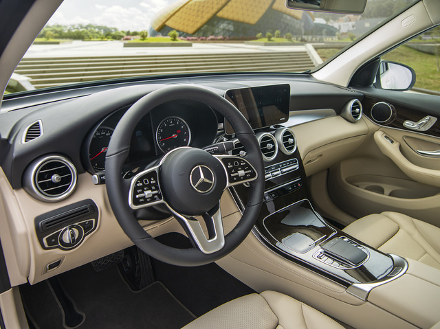 Vừa xin nghỉ về thăm vợ con, tiền vệ Phan Văn Đức sắm liền Mercedes-Benz GLC giá hơn 2 tỷ - 3 Vừa xin nghỉ về thăm vợ con, tiền vệ Phan Văn Đức sắm liền Mercedes-Benz GLC giá hơn 2 tỷ - 3