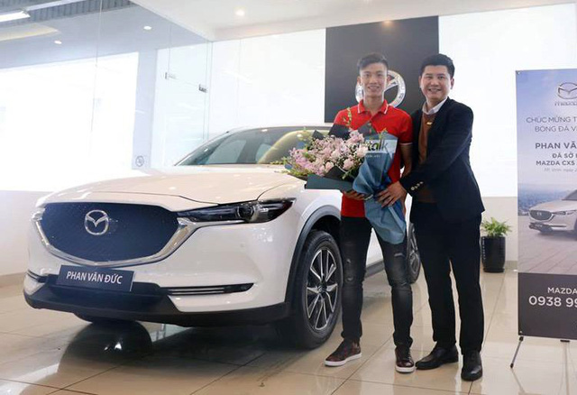 Vừa xin nghỉ về thăm vợ con, tiền vệ Phan Văn Đức sắm liền Mercedes-Benz GLC giá hơn 2 tỷ - 1 Vừa xin nghỉ về thăm vợ con, tiền vệ Phan Văn Đức sắm liền Mercedes-Benz GLC giá hơn 2 tỷ - 1