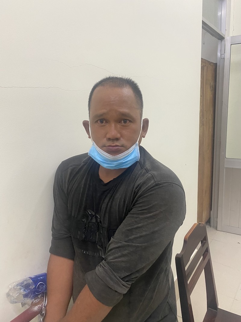Không được qua chốt rút dao đâm bảo vệ dân phố và công an Không được qua chốt rút dao đâm bảo vệ dân phố và công an