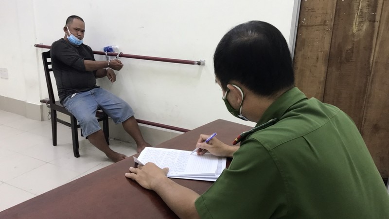 Không được qua chốt rút dao đâm bảo vệ dân phố và công an - 1 Không được qua chốt rút dao đâm bảo vệ dân phố và công an - 1