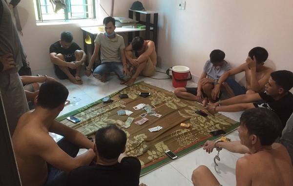 Bắc Giang: Bắt giữ 11 đối tượng đang say sưa sát phạt nhau trên 'chiếu bạc' Bắc Giang: Bắt giữ 11 đối tượng đang say sưa sát phạt nhau trên 'chiếu bạc'