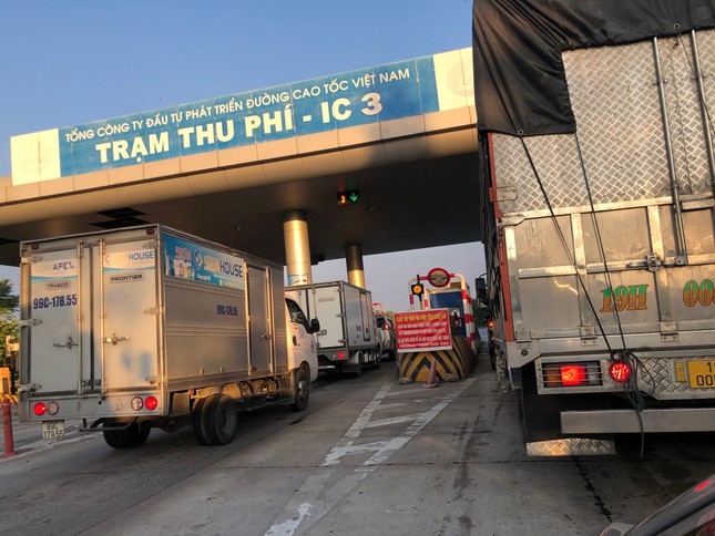 Chặn đường, ép lái xe trên cao tốc về Hà Nội phải đi vòng trả phí - 1 Chặn đường, ép lái xe trên cao tốc về Hà Nội phải đi vòng trả phí - 1