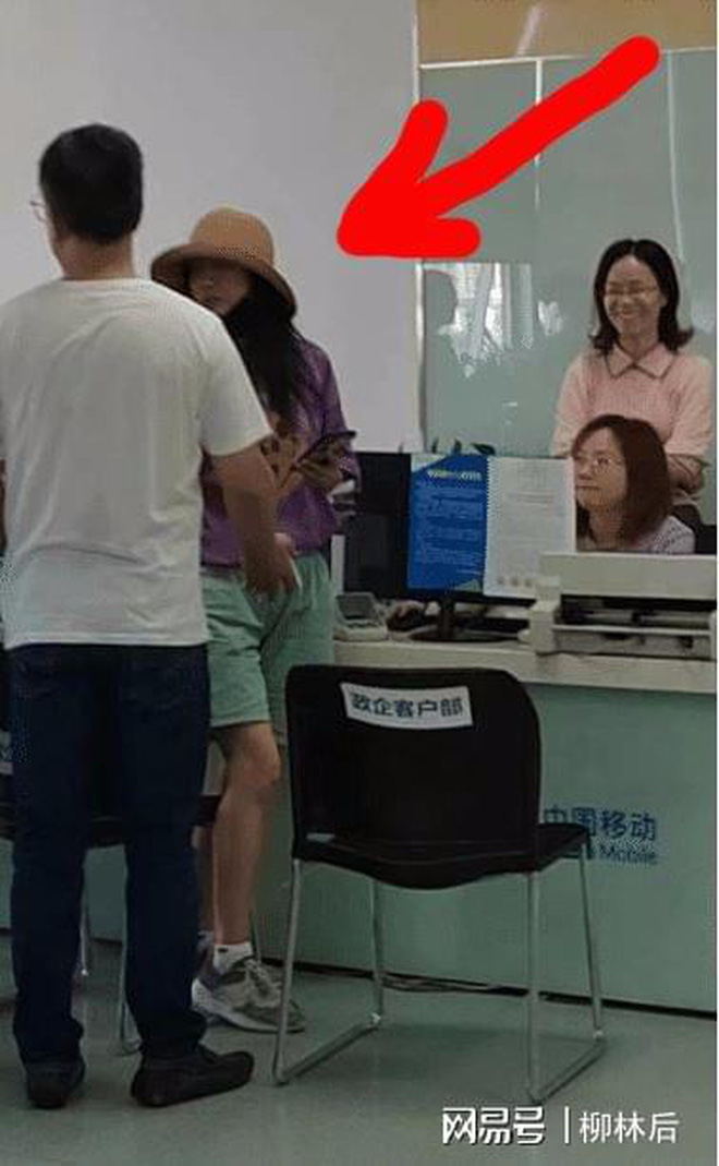 HOT: Triệu Vy lần đầu lộ diện sau 20 ngày nổ ra scandal thanh trừng toàn diện, dập tan tin đồn trốn sang Pháp và bị Interpol truy nã - 4 HOT: Triệu Vy lần đầu lộ diện sau 20 ngày nổ ra scandal thanh trừng toàn diện, dập tan tin đồn trốn sang Pháp và bị Interpol truy nã - 4
