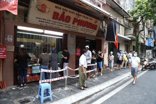 Hà Nội: Quận Tây Hồ chỉ đạo xử lý nghiêm tiệm bánh Trung thu Bảo Phương để khách xếp hàng tấp nập Hà Nội: Quận Tây Hồ chỉ đạo xử lý nghiêm tiệm bánh Trung thu Bảo Phương để khách xếp hàng tấp nập