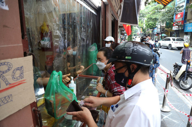 Hà Nội: Quận Tây Hồ chỉ đạo xử lý nghiêm tiệm bánh Trung thu Bảo Phương để khách xếp hàng tấp nập - 1 Hà Nội: Quận Tây Hồ chỉ đạo xử lý nghiêm tiệm bánh Trung thu Bảo Phương để khách xếp hàng tấp nập - 1