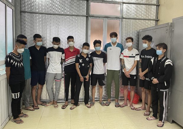 2 nhóm thanh niên rượt đuổi truy sát nhau kinh hoàng trên phố, 1 người bị dao phóng trúng đầu tử vong 2 nhóm thanh niên rượt đuổi truy sát nhau kinh hoàng trên phố, 1 người bị dao phóng trúng đầu tử vong