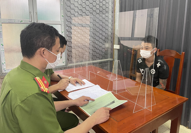 2 nhóm thanh niên rượt đuổi truy sát nhau kinh hoàng trên phố, 1 người bị dao phóng trúng đầu tử vong - 1 2 nhóm thanh niên rượt đuổi truy sát nhau kinh hoàng trên phố, 1 người bị dao phóng trúng đầu tử vong - 1