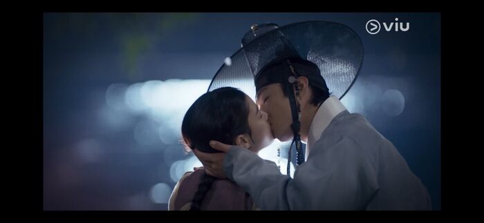 Kim Yoo Jung hôn trai đẹp cực ngọt dưới ánh trăng, bom tấn Hong Chun Gi đạt rating 'khủng' - 3 Kim Yoo Jung hôn trai đẹp cực ngọt dưới ánh trăng, bom tấn Hong Chun Gi đạt rating 'khủng' - 3