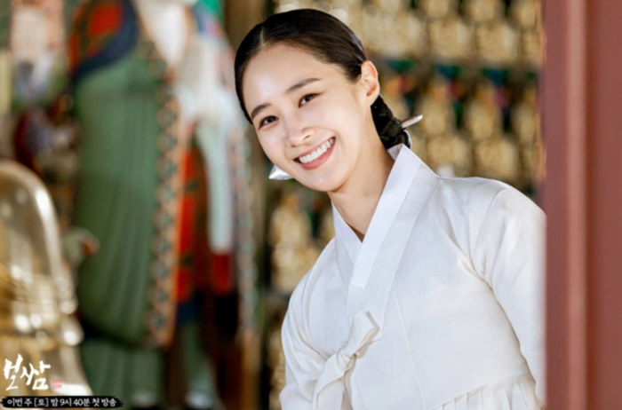 Top 5 phim cổ trang Hàn Quốc hay nhất trong năm 2021: 'Lovers Of The Red Sky' sẽ vượt mặt 'Mr.Queen'? - 12 Top 5 phim cổ trang Hàn Quốc hay nhất trong năm 2021: 'Lovers Of The Red Sky' sẽ vượt mặt 'Mr.Queen'? - 12