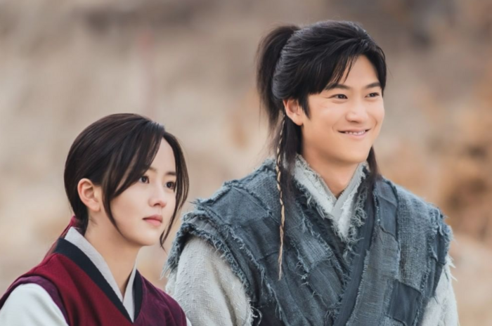 Top 5 phim cổ trang Hàn Quốc hay nhất trong năm 2021: 'Lovers Of The Red Sky' sẽ vượt mặt 'Mr.Queen'? - 4 Top 5 phim cổ trang Hàn Quốc hay nhất trong năm 2021: 'Lovers Of The Red Sky' sẽ vượt mặt 'Mr.Queen'? - 4