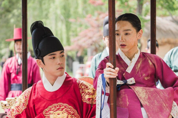 Top 5 phim cổ trang Hàn Quốc hay nhất trong năm 2021: 'Lovers Of The Red Sky' sẽ vượt mặt 'Mr.Queen'? - 8 Top 5 phim cổ trang Hàn Quốc hay nhất trong năm 2021: 'Lovers Of The Red Sky' sẽ vượt mặt 'Mr.Queen'? - 8
