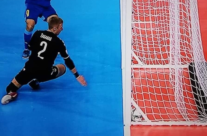 Trọng tài FIFA: 'Không thể công nhận bàn thắng chưa rõ ràng của ĐT futsal Việt Nam' - 1 Trọng tài FIFA: 'Không thể công nhận bàn thắng chưa rõ ràng của ĐT futsal Việt Nam' - 1